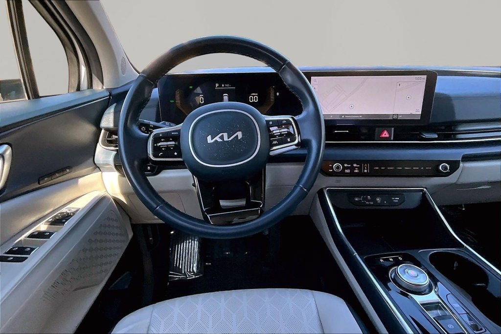 Used 2025 Kia Carnival EX FWD image 9