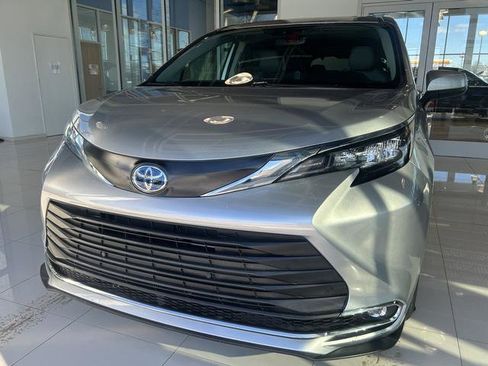 Used 2024 Toyota Sienna XLE image 3