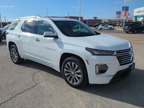Used 2023 Chevrolet Traverse Premier FWD image 2