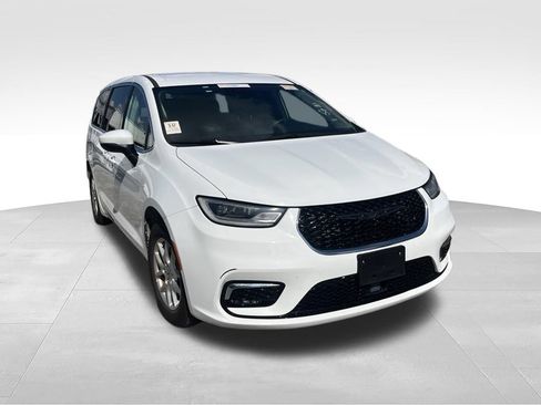 Used 2023 Chrysler Pacifica Touring-L FWD image 3