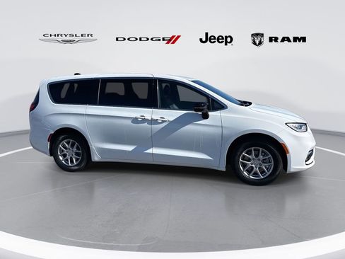 New 2026 Chrysler Pacifica Select image 2