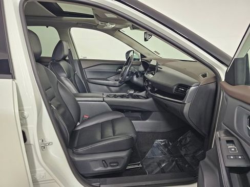 Used 2023 Nissan Rogue SL w/ SL Premium Package image 11