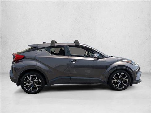 Used 2018 Toyota C-HR XLE FWD image 5