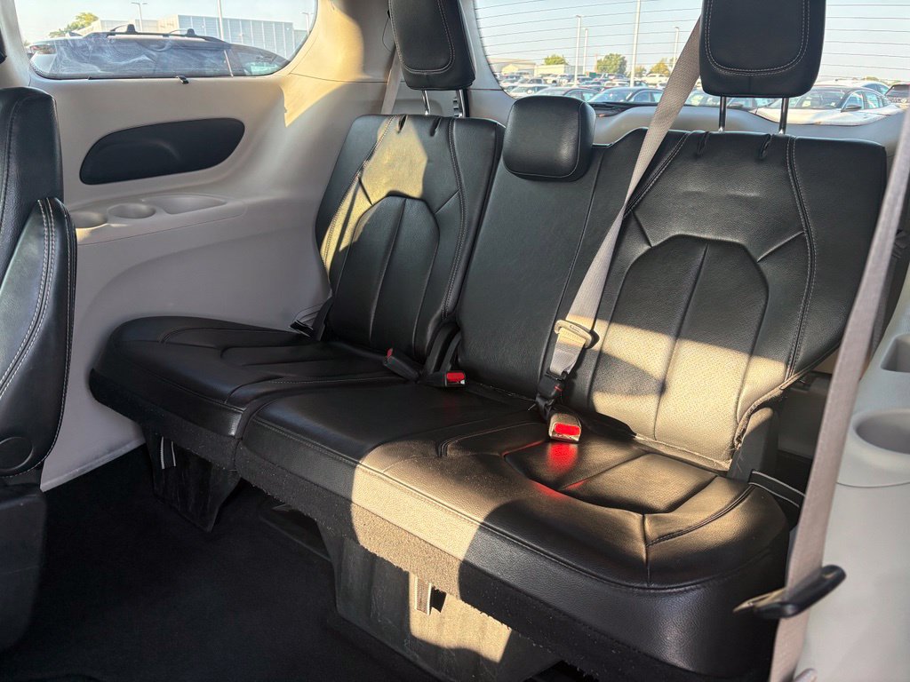 Used 2022 Chrysler Pacifica Touring-L FWD image 14