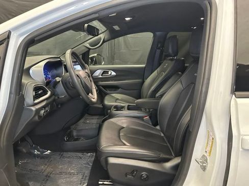 Used 2024 Chrysler Pacifica Limited FWD image 21