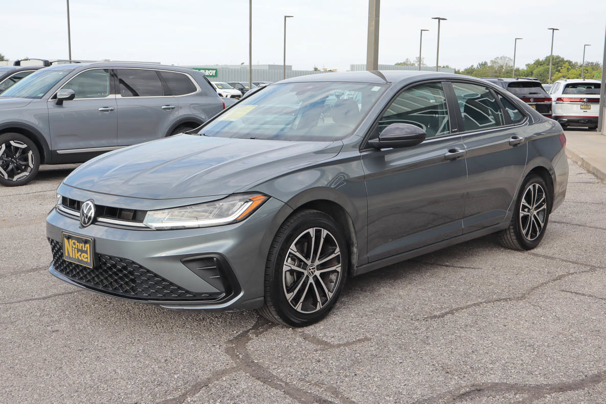 Used 2025 Volkswagen Jetta Sport FWD image 3