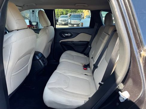 Used 2015 Jeep Cherokee Latitude w/ Cold Weather Group AWD/4WD image 14