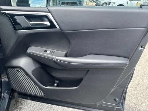 Used 2025 Mitsubishi Outlander AWD image 24