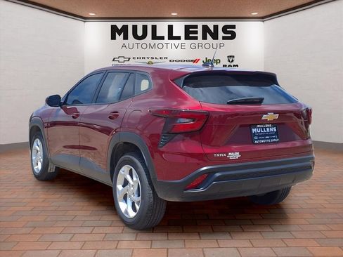 Used 2024 Chevrolet Trax LS w/ LS Convenience Package FWD image 7