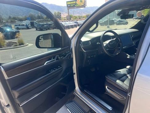 Used 2023 Jeep Grand Wagoneer Series II AWD/4WD image 6