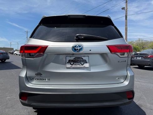 Used 2018 Toyota Highlander XLE image 3
