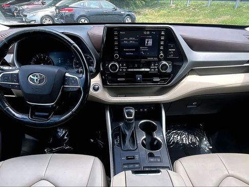 Used 2021 Toyota Highlander XLE AWD/4WD image 16
