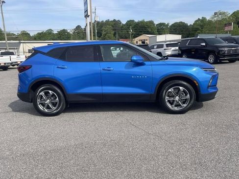 Used 2025 Chevrolet Blazer LT AWD/4WD image 2