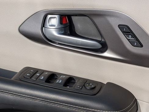 Used 2024 Chrysler Pacifica Touring-L image 13