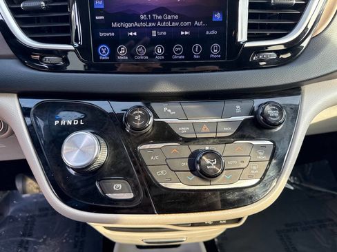 Used 2017 Chrysler Pacifica Touring-L image 22