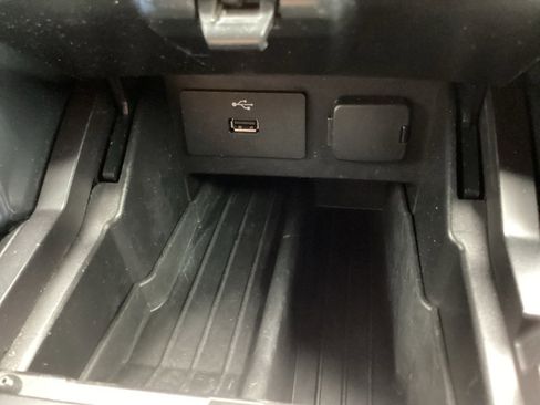 Used 2019 Ford Explorer XLT image 23