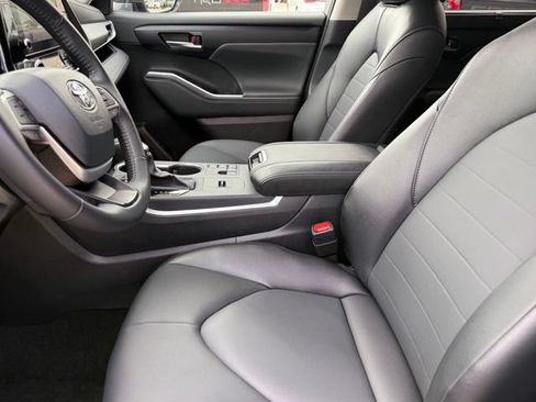 Used 2025 Toyota Highlander XLE FWD image 8