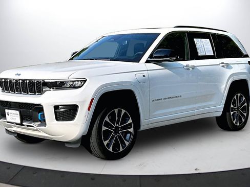 Used 2023 Jeep Grand Cherokee Overland w/ Luxury Tech Group IV AWD/4WD image 4