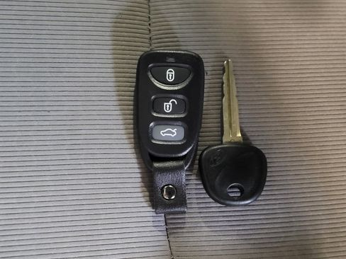 Used 2018 Hyundai Elantra SE image 32