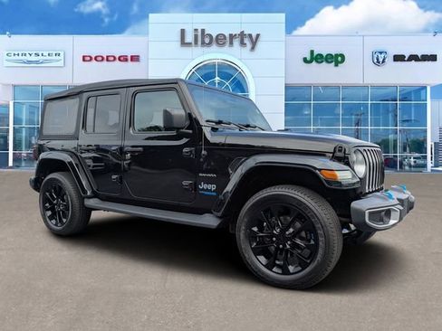 Used 2022 Jeep Wrangler Unlimited Sahara w/ Cold Weather Group AWD/4WD image 1