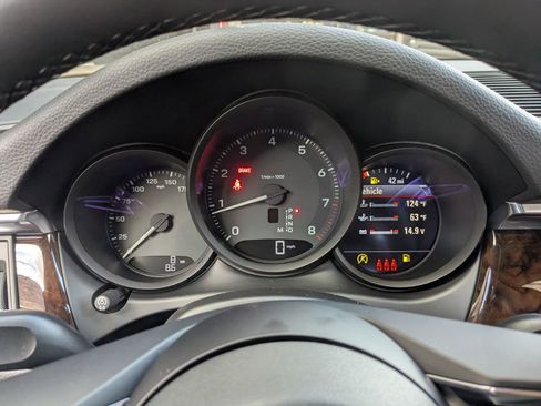Certified 2026 Porsche Macan AWD/4WD image 16