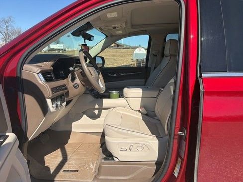 Used 2022 GMC Yukon XL Denali w/ Denali Premium Package AWD/4WD image 12