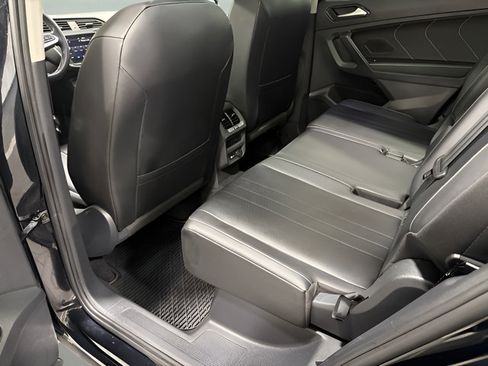 Used 2022 Volkswagen Tiguan SE w/ Panoramic Sunroof Package FWD image 30