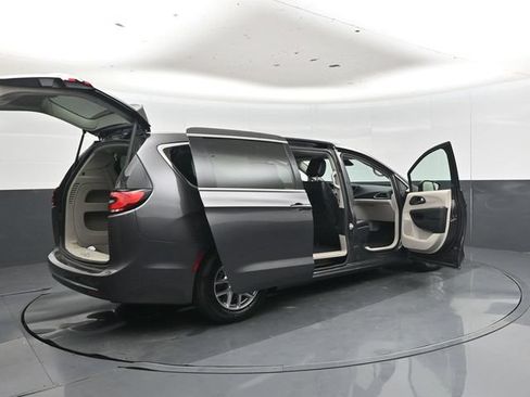 Used 2023 Chrysler Pacifica Touring-L FWD image 49
