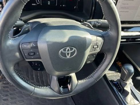 Used 2025 Toyota Camry SE FWD image 12
