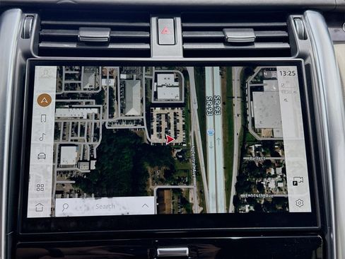 Used 2024 Land Rover Discovery Metropolitan Edition image 33