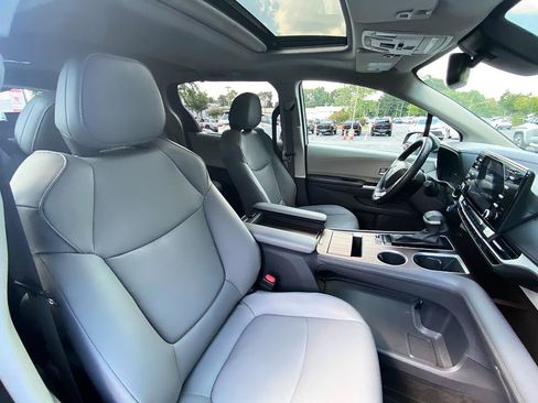 Certified 2021 Toyota Sienna XLE FWD image 24