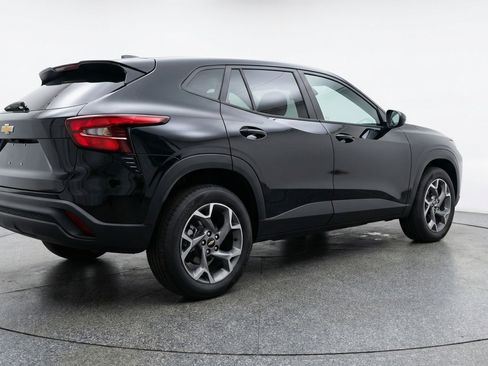 Used 2025 Chevrolet Trax LT w/ LT Convenience Package image 9