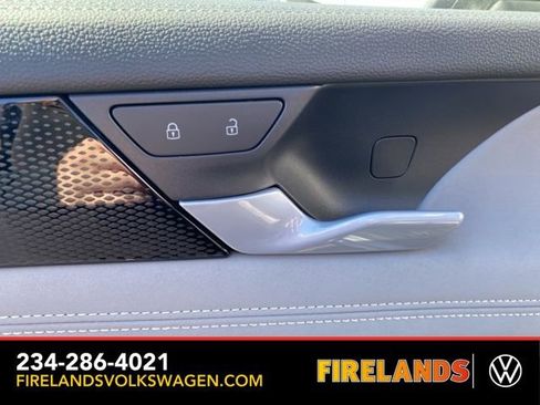 New 2025 Volkswagen Tiguan SE image 23