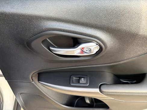 Used 2022 Jeep Cherokee Limited image 35