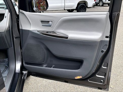 Used 2017 Toyota Sienna XLE image 22