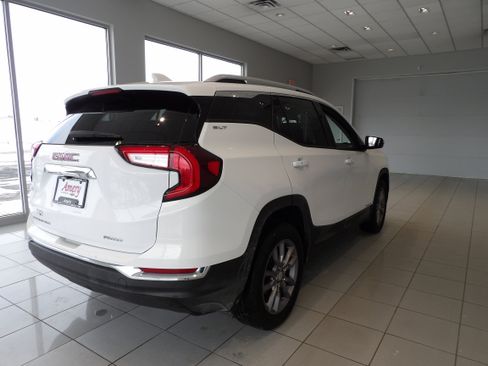 Used 2023 GMC Terrain SLT image 4