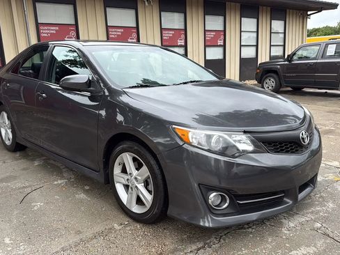 Used 2014 Toyota Camry SE w/ Moonroof Package FWD image 3