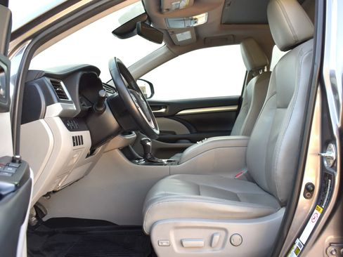 Used 2018 Toyota Highlander XLE AWD/4WD image 44