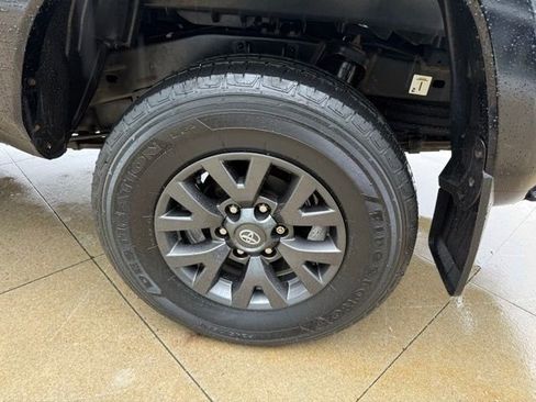 Used 2021 Toyota Tacoma SR5 AWD/4WD image 11