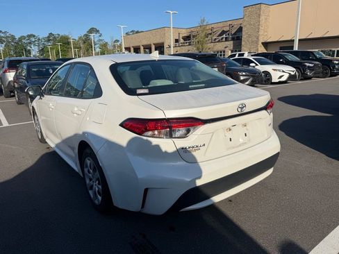 Used 2020 Toyota Corolla LE image 3