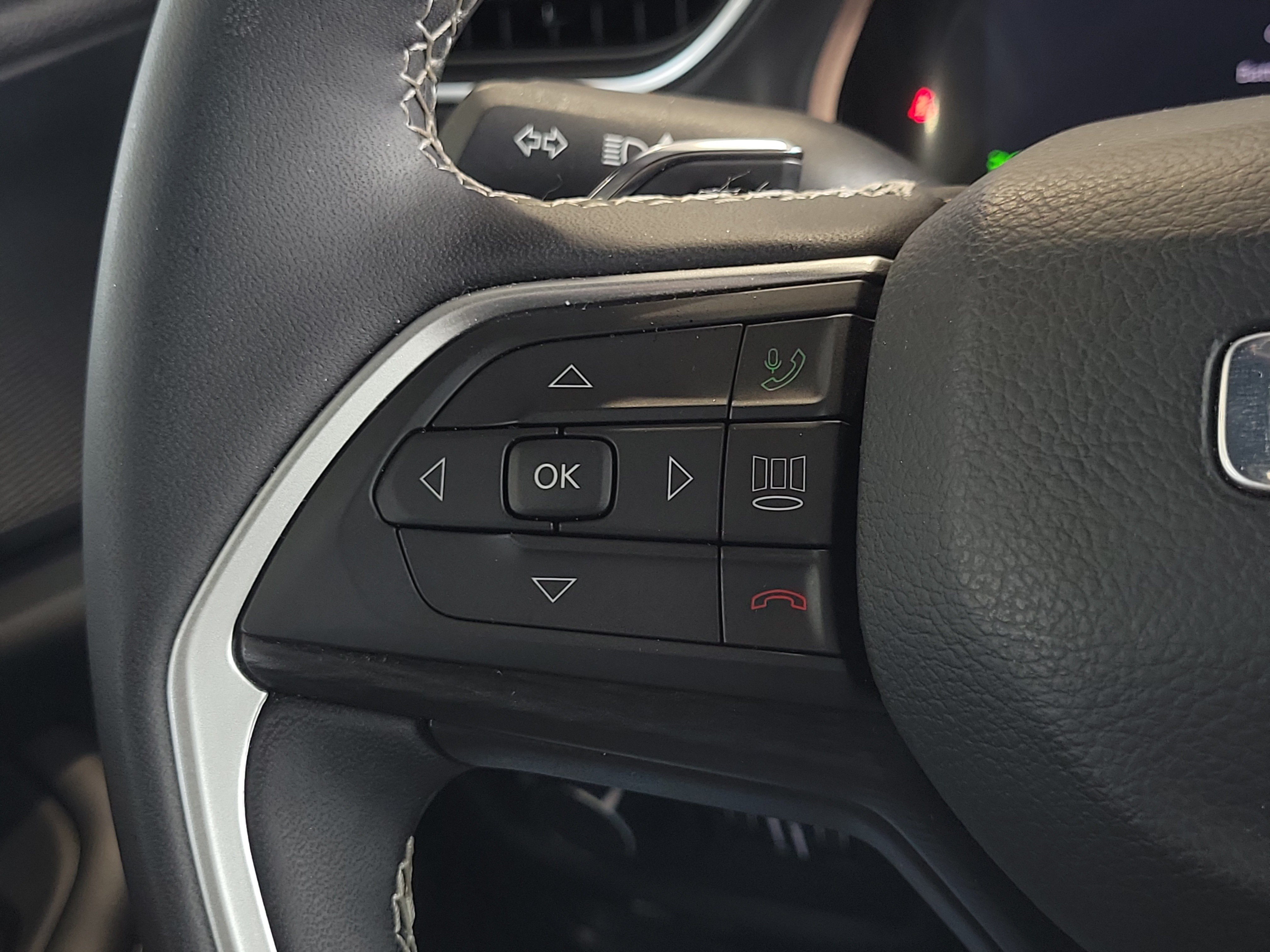 Certified 2025 Jeep Grand Cherokee Altitude RWD image 23