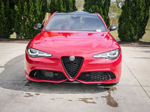 Used 2024 Alfa Romeo Giulia Veloce image 3