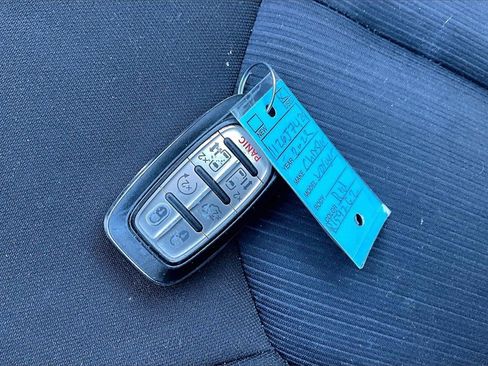 Used 2022 Chrysler Voyager LX image 12