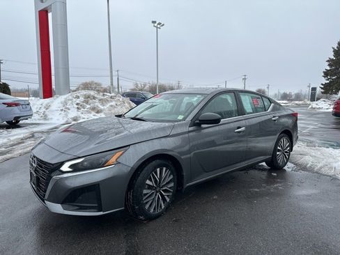 Certified 2024 Nissan Altima 2.5 SV image 3