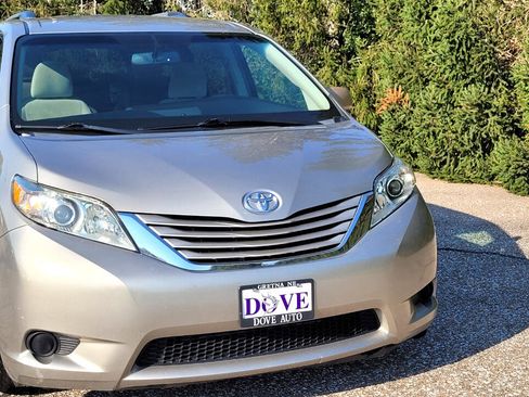 Used 2017 Toyota Sienna LE image 9
