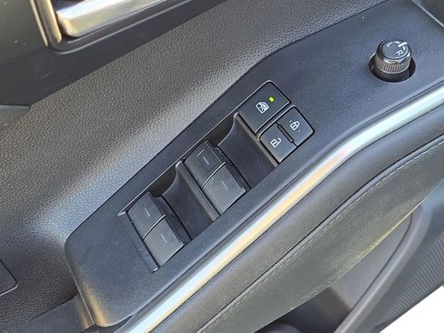 Used 2021 Toyota Highlander XLE image 17