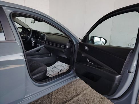 Used 2021 Hyundai Elantra SE FWD image 11