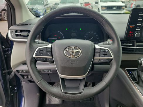Used 2022 Toyota Sienna XLE image 23