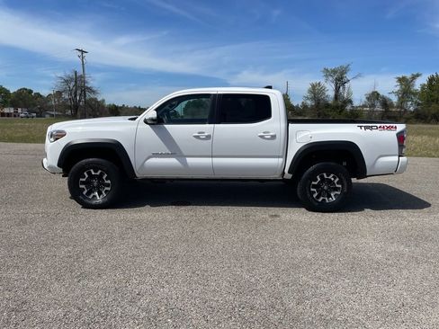 Used 2021 Toyota Tacoma TRD Off-Road w/ Technology Package image 2