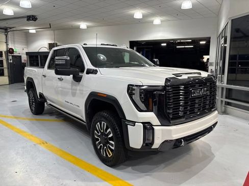 Used 2024 GMC Sierra 3500 Denali Ultimate AWD/4WD image 3